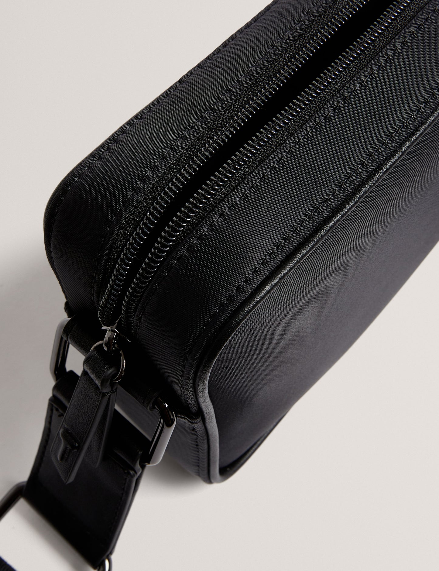Mens NESBIIT-Nylon TB Script Camera Cross