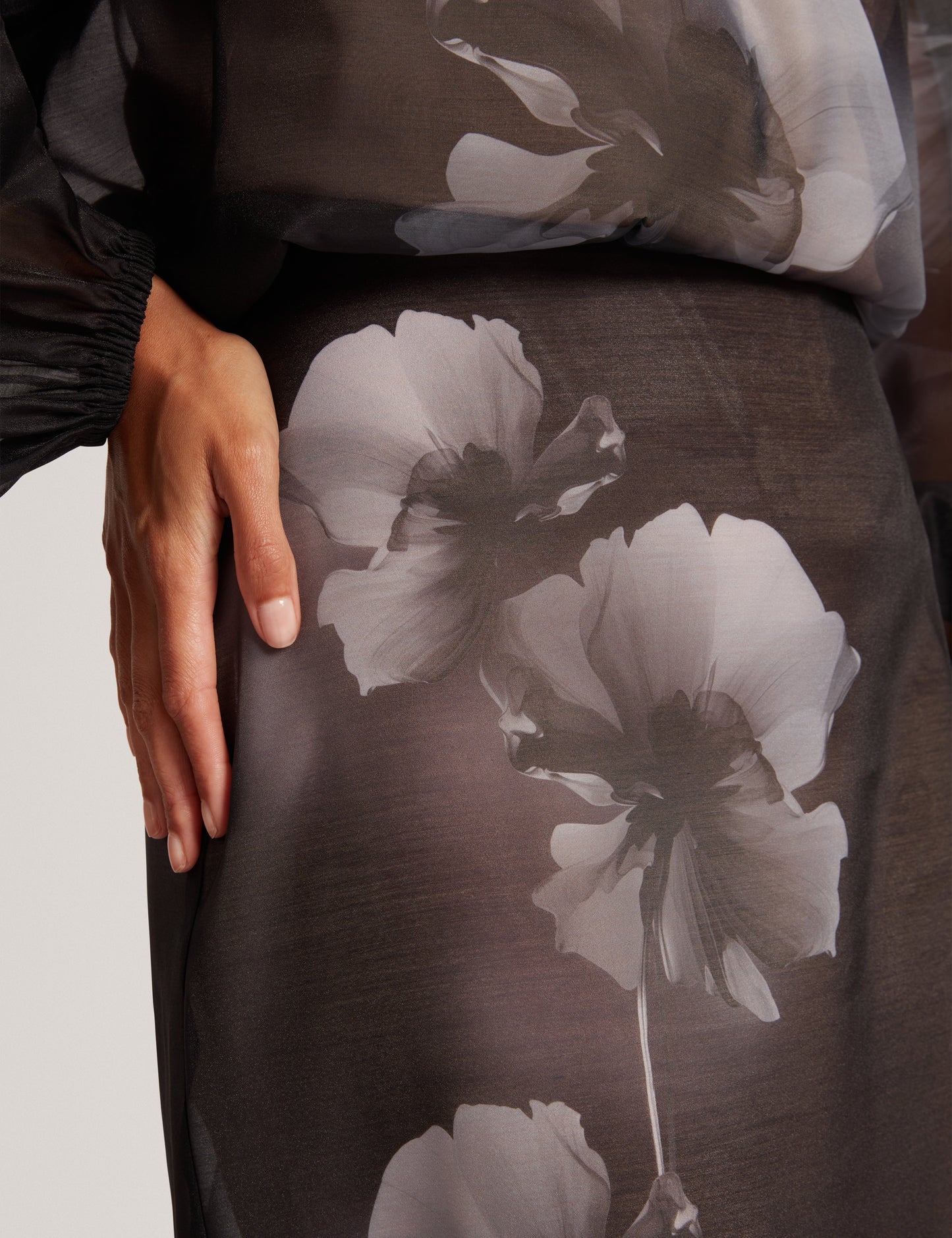 VIEVA: Printed Organza Overlay Midi Skirt
