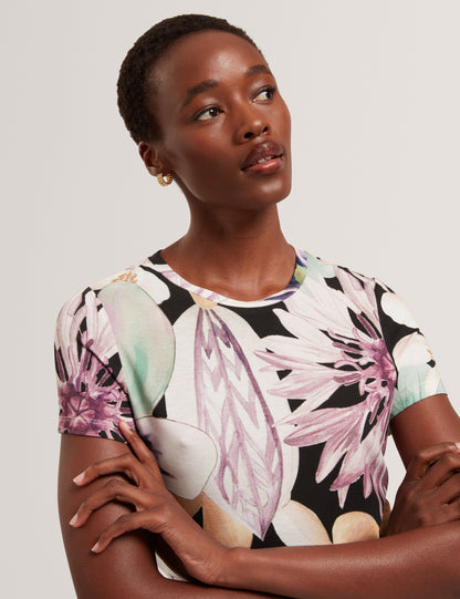 SAALMA: Printed Fitted Tee