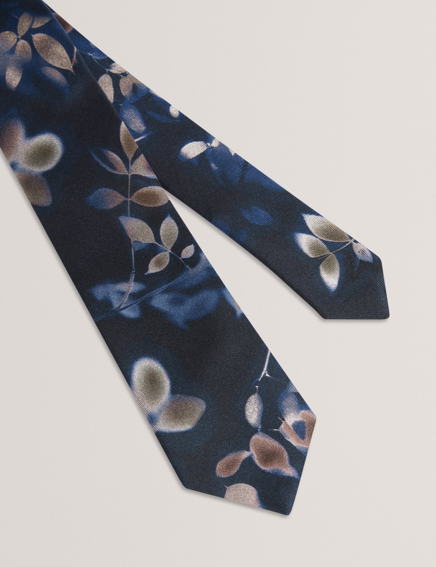SILVANO: Leaf Print Silk Tie