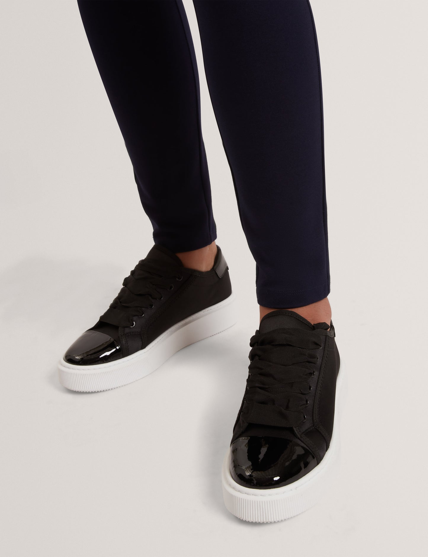 ZAIINA: Satin Trainer
