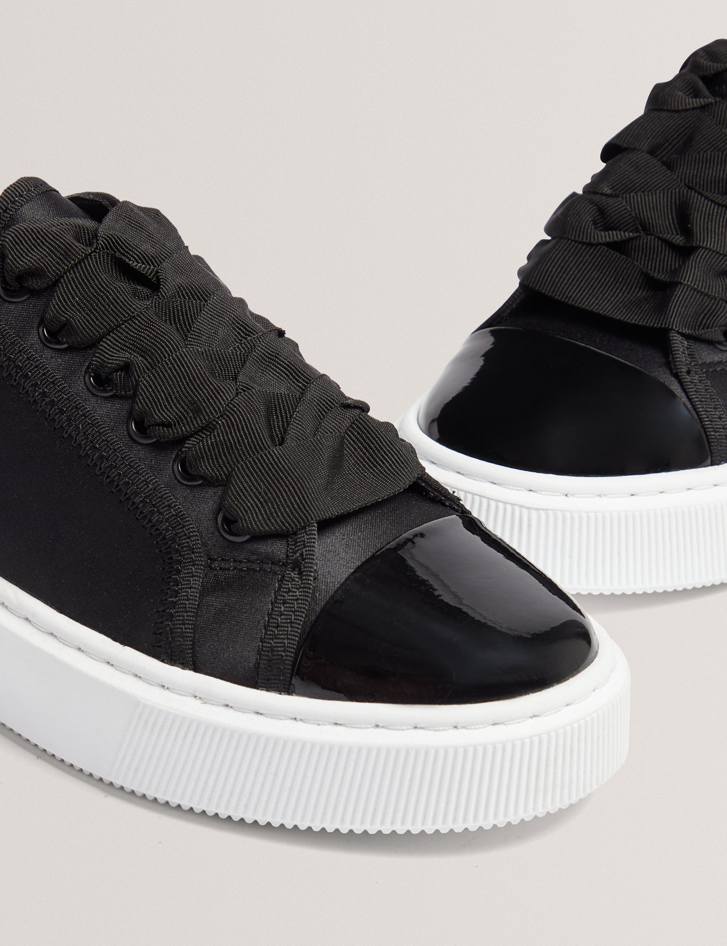 ZAIINA: Satin Trainer